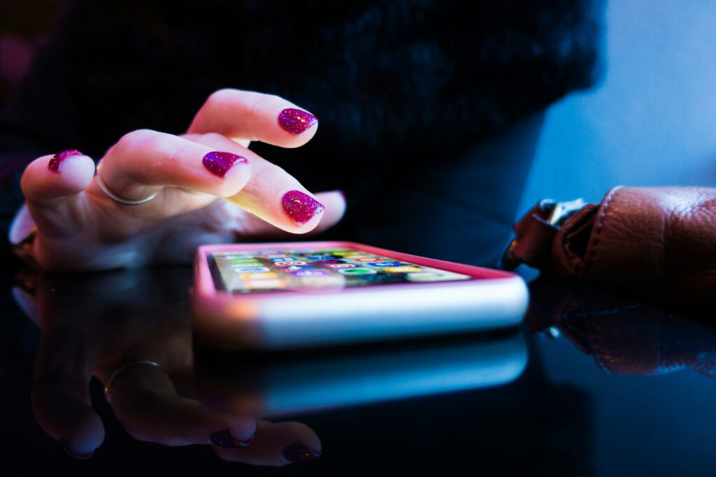 Marketing Ideas for Fast Food Restaurants to Attract More Customers 4 person ordering food on mobile app
